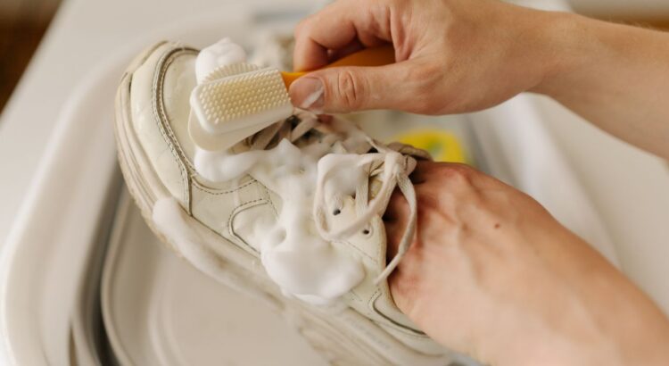 Cet ingrédient de cuisine élimine les mauvaises odeurs de vos baskets en une nuit, le résultat est bluffant