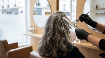 Passer aux cheveux gris sans tout couper : cette couleur validée par les coiffeurs que vous ne demandez jamais en salon