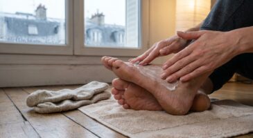 Pieds qui accrochent les draps : ce geste du soir validé par les dermatos pour réparer des talons fissurés en 7 jours