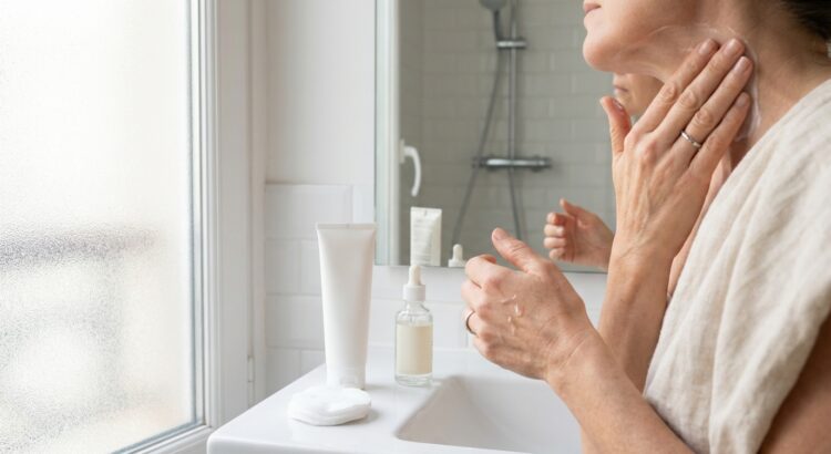 Rides profondes : cet actif star est une arnaque, les dermatos recommandent plutôt cette molécule méconnue