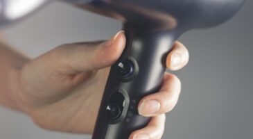 Sèche-cheveux : ce bouton secret révèle s&rsquo;il est vraiment performant (ou s&rsquo;il abîme vos cheveux)