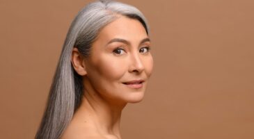 Rides profondes après 50 ans : oubliez le rétinol, cet ingrédient coréen est le secret anti-âge des dermatologues de Séoul