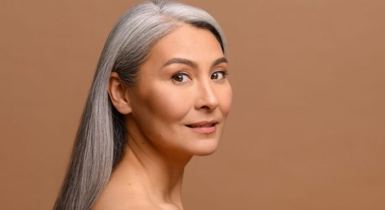 Rides profondes après 50 ans : oubliez le rétinol, cet ingrédient coréen est le secret anti-âge des dermatologues de Séoul