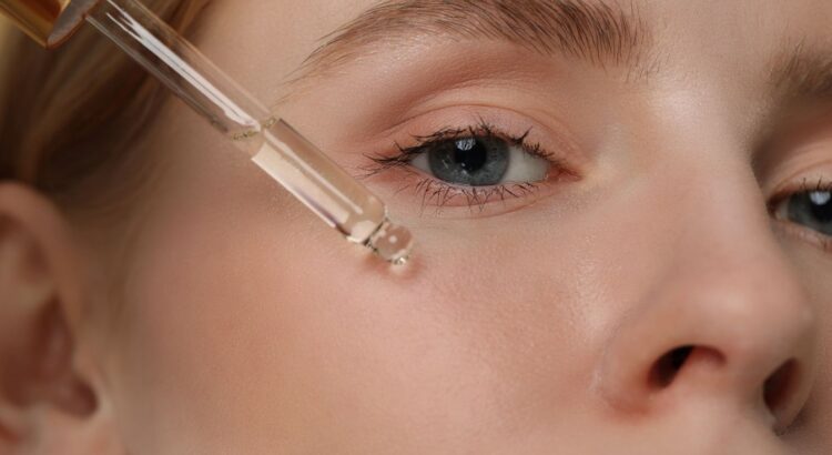 Oubliez le collagène en pot, cet ingrédient à 3€ est le seul qui force votre peau à en produire