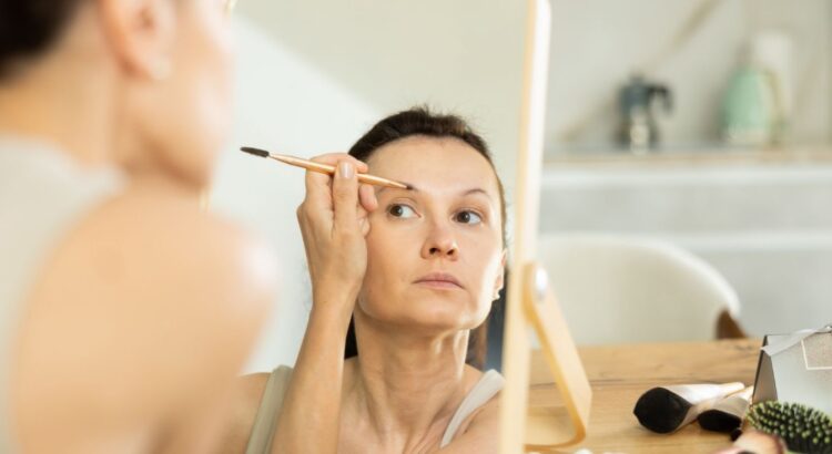 Ce produit Benefit pour les sourcils, n°1 mondial, transforme le regard en 30 secondes (et beaucoup l’ignorent encore)