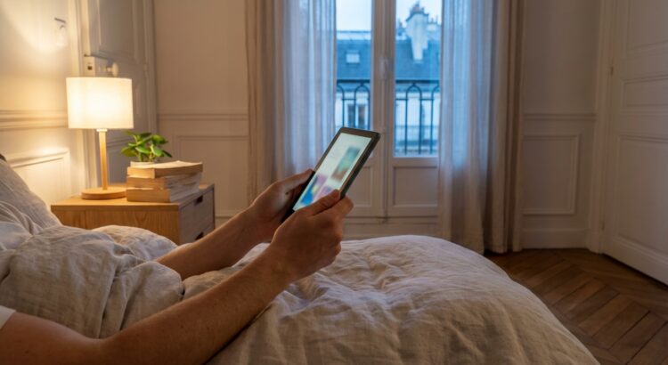 Sur liseuse, les Français lisent surtout ce type de romans en secret, très loin des classiques sérieux qu’on imagine encore