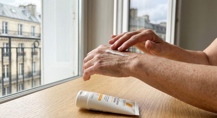 Voici le seul soin anti-âge mains que les dermatologues jugent vraiment efficace après 45 ans