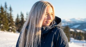 À 14 ans, Harper Beckham ose cette coloration glacée devenue la tendance cheveux que tout le monde veut copier cet hiver