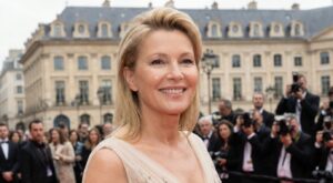 A 60 ans, Karin Viard affiche un visage lifté grâce à cette coiffure anti-âge méconnue que les coiffeurs vous pressent d’adopter