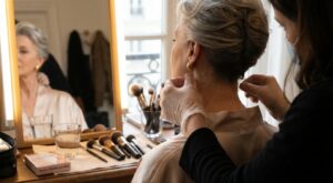 À 61 ans, Valérie Lemercier lifte son visage sans chirurgie grâce à ce rituel de tournage que la plupart des femmes négligent