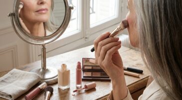 À 62 ans, Philippine Leroy-Beaulieu suit cette règle maquillage anti-rides qui change tout pour peau mature, validée par les pros