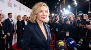 À 67 ans, Sharon Stone subjugue le tapis rouge grâce à ce duo beauté anti-âge que les 60 ans et + vont toutes vouloir copier