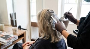 Après 50 ans, arrêtez les colorations intégrales : cette technique recommandée par les coiffeurs change vos cheveux gris en atout