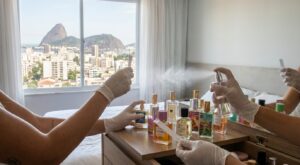 Au Brésil, ce rituel beauté de la Gen Z affole l’industrie du parfum et oblige les marques à une révolution totale