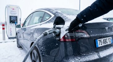 Câble bloqué sur votre Tesla l’hiver ? Ce geste caché sur la carrosserie, activé par la MAJ 2026.2.3, le libère en 3 secondes