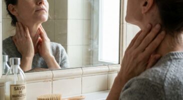 Ce geste de 2 minutes d’une pro du face fitness lisse cette zone clé et donne au visage un résultat rajeunissant bluffant