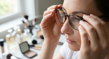 Ce geste make-up viral met enfin fin aux traces de lunettes sur le nez (et sauve votre teint toute la journée)