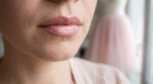 Ce maquillage de lèvres Y2K popularisé par Pamela Anderson revient au printemps 2026 et pourrait ringardiser votre rouge habituel