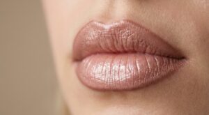 Ce maquillage des lèvres 90s de Pamela Anderson revient en 2026 (et tout le monde veut savoir comment le porter sans faux pas)