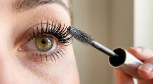 Ce mascara effet extensions fait des cils plus longs spectaculaires en un geste (et vous fait regretter la tendance regard nu)