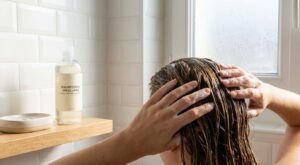 Ce shampoing lavant nouvelle génération sauve les cuirs chevelus sensibles : notre sélection et les erreurs à éviter