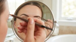 Ce tracé de sourcils venu de TikTok lifte le regard en minutes et fait perdre des années, même après 40 ans, sans chirurgie