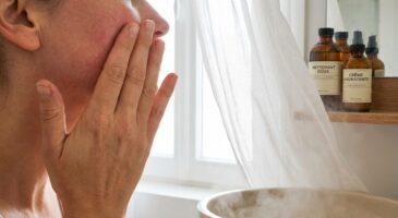 Ces 12 idées reçues sur la peau sensible l&rsquo;abîment en silence (et 2 femmes sur 3 continuent à y croire au quotidien)