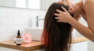 Ces 4 gestes ciblés sur le cuir chevelu promettent des cheveux plus longs et plus épais en 2026, mais presque personne ne les suit
