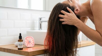 Ces 4 gestes ciblés sur le cuir chevelu promettent des cheveux plus longs et plus épais en 2026, mais presque personne ne les suit