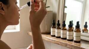 Ces 5 sérums visage à moins de 15 € en 2026 séduisent les peaux en quête d’éclat : un seul sort vraiment du lot, le reste déçoit