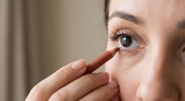 Ces cernes qui résistent à tout : ce geste dans la muqueuse de l’œil les efface sans plâtrer le contour des yeux