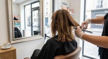 Ces coupes mi-longues 2026 validées par Delphine Courteille font oublier plusieurs années sur le visage dès 40 ans