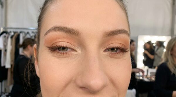 Cette astuce maquillage inspirée de Tyra Banks lifte le regard sans en faire trop (et remplace enfin le cat eye)