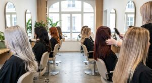 Cette couleur de cheveux 2026 fait un carton : les 5 nuances à connaître avant de laisser votre coiffeur toucher à vos longueurs