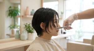 Cette coupe courte de printemps 2026 affine le visage et promet un vrai nouveau départ (mais il faut oser la demander au coiffeur)