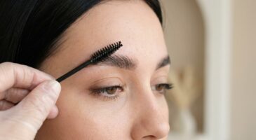 Cette forme de sourcils venue de la K-beauty lifte le regard sans chirurgie et change tout après 50 ans selon les pros