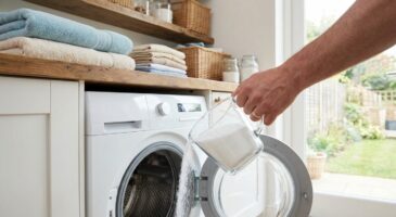 Cette poudre blanche à 2 € dans le lave-linge fait oublier l’adoucissant industriel (et mes voisins réclament mon secret)