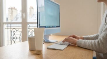 Coaching beauté : face aux écrans, ce geste de protection que vous faites chaque matin serait inutile pour la plupart des peaux