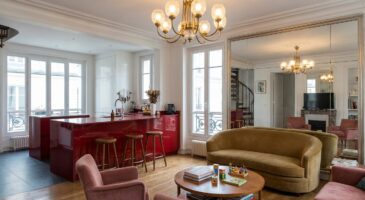 Dans ce duplex de la capitale, toute la rénovation se concentre sur cette pièce centrale façon cabaret (et c’est bluffant)