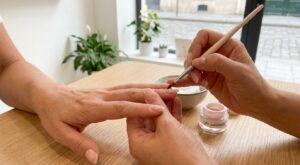 Exit la manucure russe et américaine : cette technique de gel tient plus longtemps et évite de ruiner vos ongles fragiles
