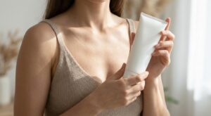 Il a transformé ma peau : ce soin anti-âge Paula’s Choice raffermit le corps et fait reculer ces taches qui trahissent l’âge