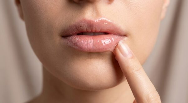 Lèvres gercées et ridules après 40 ans : ce soin anti-âge discret les transforme sans injections en 14 jours seulement
