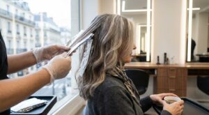 Marre des colorations après 50 ans ? Cette technique age-positive pour cheveux gris évite l&rsquo;effet racines et change en douceur