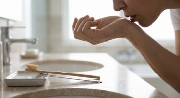 Mauvaise haleine : ce test ultra simple d’un dentiste pour vérifier votre souffle avant un rendez-vous important