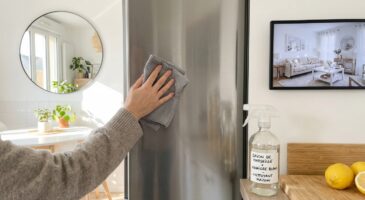 Ménage : cette recette maison à 4 ingrédients fait briller écrans et inox mieux que vos sprays habituels pour 70 % moins cher