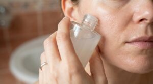 Peau sèche qui se froisse : ce pré-soin visage avant la crème relance l’hydratation et redonne élasticité et fermeté en continu