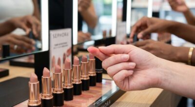 Rouge à lèvres nude : si aucune teinte ne vous va, c’est que vous ignorez encore cette astuce bluffante liée à une partie du corps
