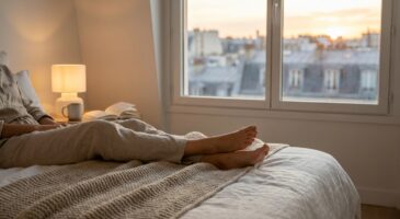 Routine anti-âge : ce geste au bord du lit affole Instagram, promet des traits reposés en minutes et ne coûte strictement rien