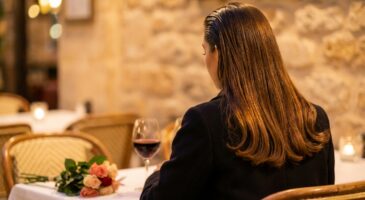 Saint-Valentin 2026 : cette coiffure chic, faisable seule en 5 minutes, change tout sur les photos (et ton date ne verra qu’elle)