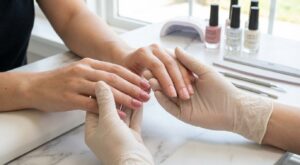 Semi-permanent, gel… cette méthode que les pros plébiscitent pour des ongles 3 semaines nickel (et celle à fuir absolument)